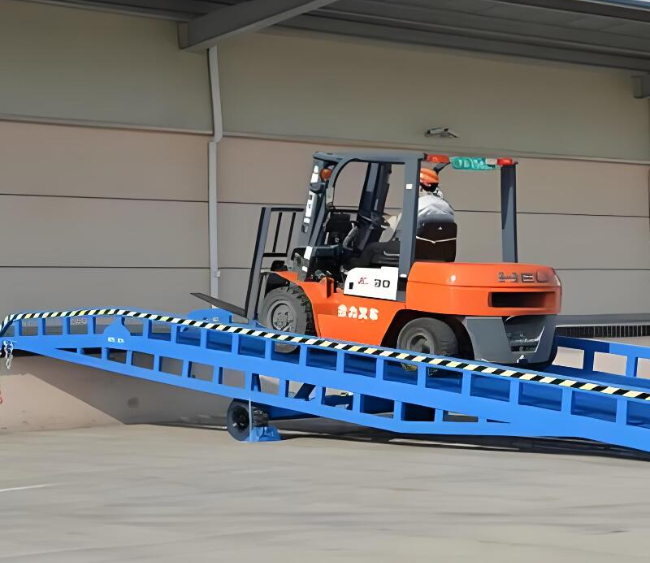 东城街道移动式卸货平台（叉车用）